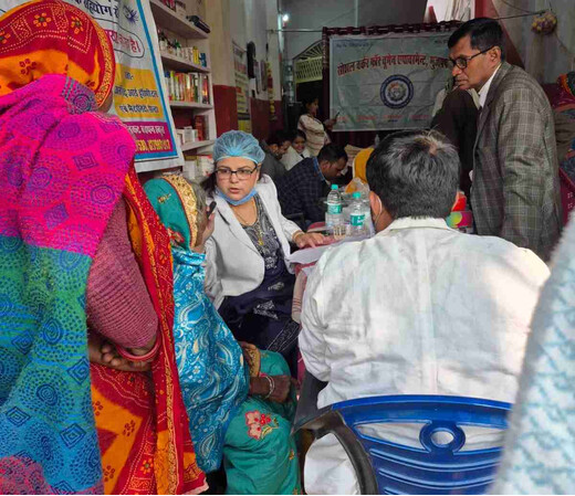 वृद्धा आश्रम में लगा मुफ्त हेल्थ कैंप, 150 बुज़ुर्गों की विशेषज्ञ डॉक्टरों ने की जांच